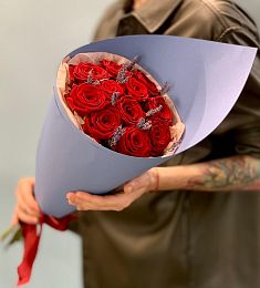 Букет с розами и лавандой в оформлении