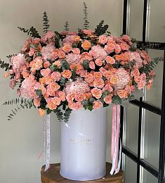 Композиция "Гигантская Роскошь" из гортензий и пионовидных спрей роз