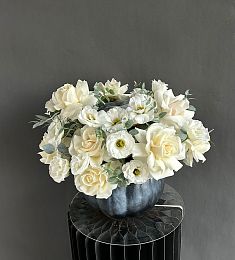 Букет в тыкве "Black and White" из роз  лизиантуса