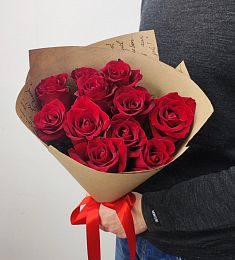 11 голландских роз в крафтовом оформлении. 