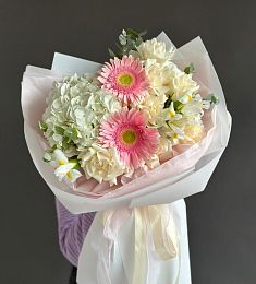 Композиция "Наима" из гортензий, роз, ирисов и гербер