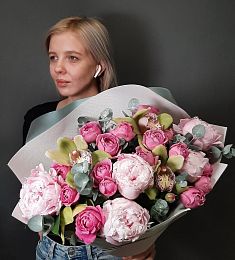 Букет "Розовый сад" из пионов, орхидей и роз