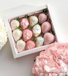 Клубничный бокс "Сакура" клубника в белом и розовом шоколаде 