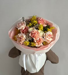 Композиция "Juliette" из роз, ранункулюсов и мимозы