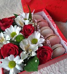 Букет "Соблазн" из цветов и макарун