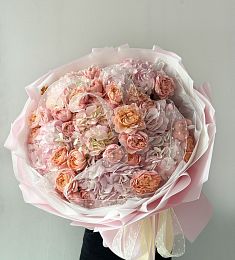 Букет "Магия заката" из гортензий и спрей роз