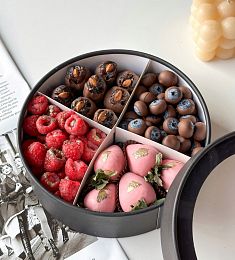 Фруктовый бокс "Амадеус" набор из клубники, голубики и фиников в шоколаде и свежей малины