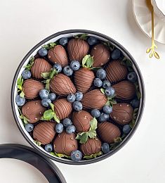 Клубничный бокс "Барокко" клубника в молочном шоколаде и свежая голубика