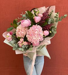 КОМПОЗИЦИЯ "МАРИНА ЦВЕТАЕВА" из пионов, гортензий и лизиантуса
