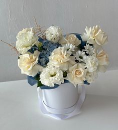 Композиция "Легкий ветер" из роз, лизиантусов и хризантем в коробке