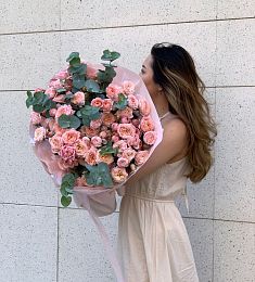 Букет "Забота" из пионовидных спрей роз и эвкалипта