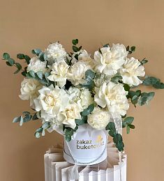 Композиция "Ароматное наслаждение" с гортензией, розой, пионом и эвкалиптом в коробке