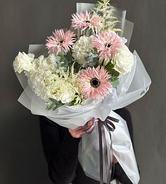 Композиция "MoonlightBouquet"  из лизиантусов, гербер, эвкалипта и астильбы