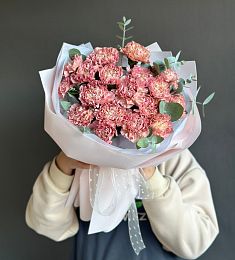 Букет из 19 гвоздик с эвкалиптом