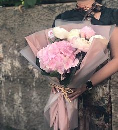 Букет "Алиша" из гортензий и пионов