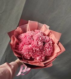 Букет из 11 нежных розовых гвоздик в розовом оформлении