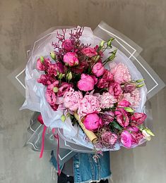 Композиция "Лана Рэй" из пионов и лизиантуса