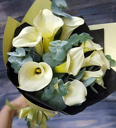 Букет "Виолания" букет из белых калл и эвкалипта