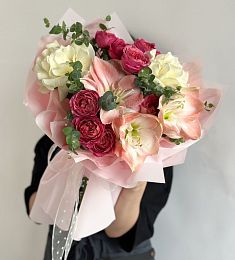 Композиция "Silvia"  из амариллиса, роз и эвкалипта 