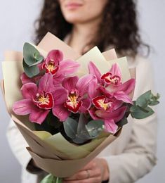 Букет из 5 орхидей с эвкалиптом