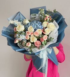 Букет "Marta" из гортензии, роз и дельфиниума