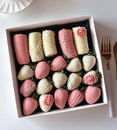 Клубничный бокс "Анастасия" из клубники и бананов в итальянском белом и розовом шоколаде.