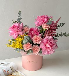 Композиция "Rania" из гвоздик, роз и мимозы