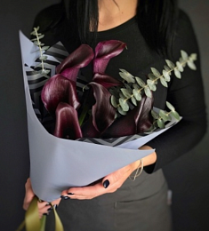 Букет "Черная пантера" из черных калл и эвкалипта