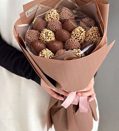 Клубничный букет "Линда"  клубника в молочном шоколаде с ореховой посыпкой