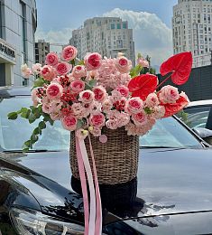 Букет в корзине "Feral berry" из Антуриума, роз, Гипперикум и  Лизиантуса