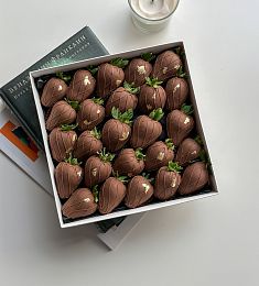 Клубничный бокс "Шарм" клубника в молочном шоколаде