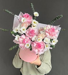 Композиция "Ultramarique" из роз, лизиантусов и ранункулюса