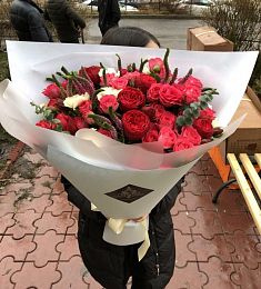 Букет "Деметра" из роз, гвоздик и вероники