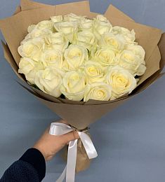 25 голландских роз в крафтовом оформлении