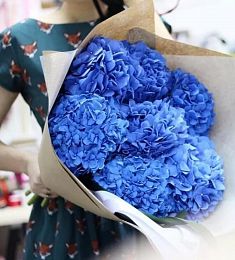 7 синих гортензий в крафтовом оформлении
