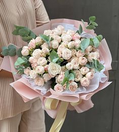 Нежный букет "Эмили" из пионовидной спрей розы и эвкалипта