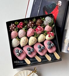 Клубничный бокс "Маркиза" клубника в итальянском шоколаде и пирожные на палочке