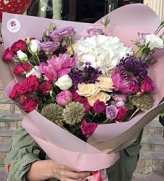 Цветочная композиция "Экзотическое лето" из гортензий, роз и пионов