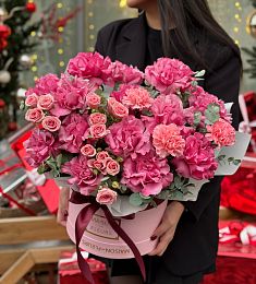 Композиция "Mirabella" из гвоздик, роз и эвкалипта