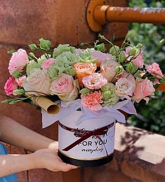 КОМПОЗИЦИЯ "САНТОРИНИ" из роз, гвоздик и лизиантусов