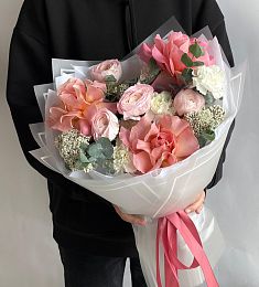 Букет "Море эмоций" из гвоздик, роз и ранункулюса