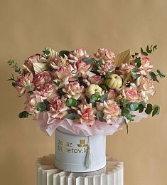 Композиция "Рэйо" из роз, кукурбиты и сухоцветов в коробке