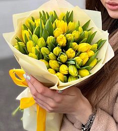 Букет из 51 желтого тюльпана в оформлении