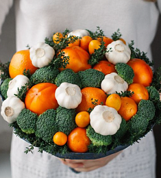 Съедобный букет "Январь" из брокколи, чеснока и цитросовых