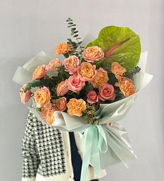 Букет "Удивительный" из роз и антуриумов. 