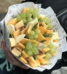 Букет из сыра "Сырный красавчик" с сыром и виноградом