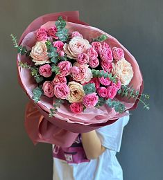 Композиция "Rosetinted" из пионовидных роз и эвкалипта