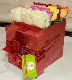 Квадратная шляпная коробка с розами