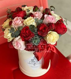 Композиция "Реверанс" с розами и ранункулюсами