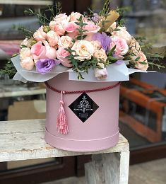 Композиция в коробке "Меренга" из роз, лизиантусов и эвкалипта